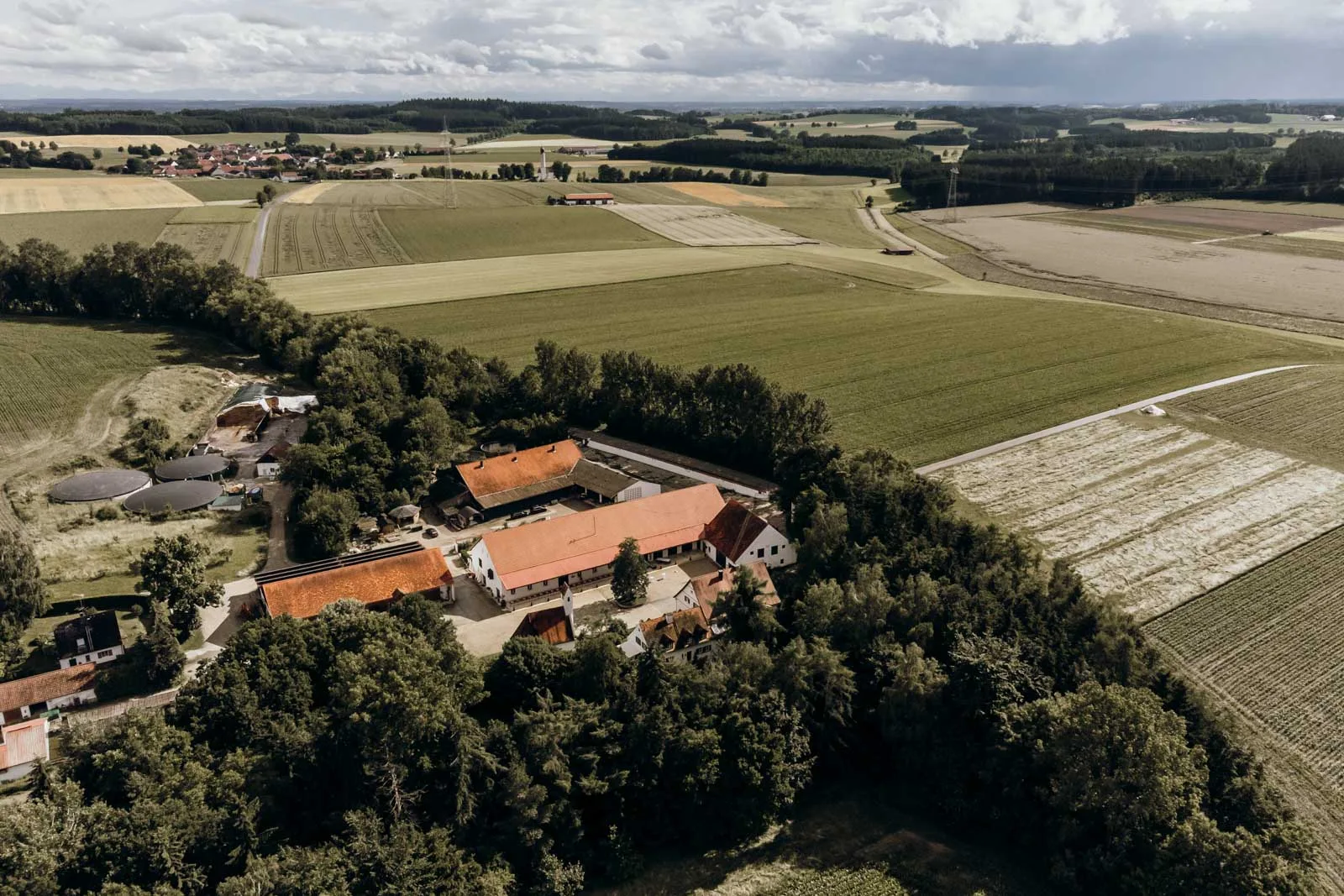 Luftbild der Außenflächen des Hofgut Sickertshofen mit 40.000 qm Hofgelände