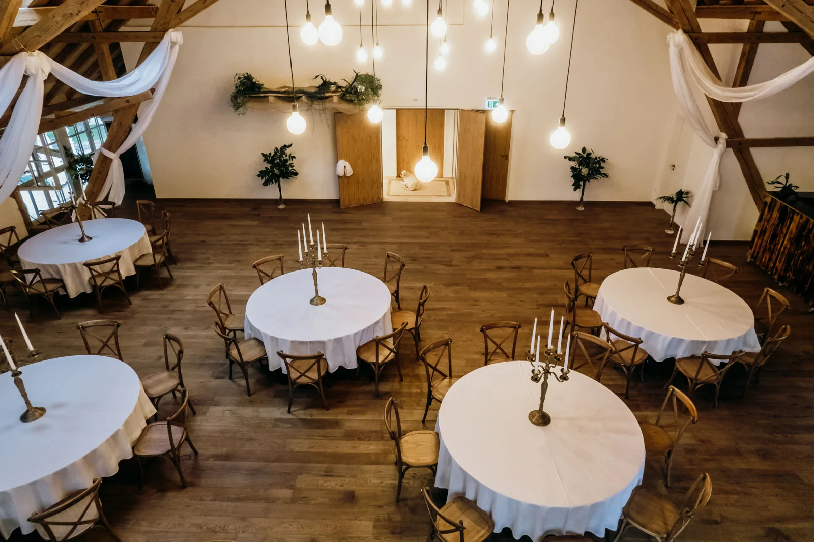 Beletage mit Liveband und Tanzfläche im Hofgut Sickertshofen
