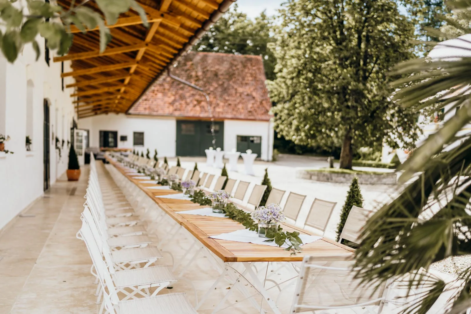 Gewölbesaal mit langer Tafel und Stuhlreihen im Hofgut Sickertshofen