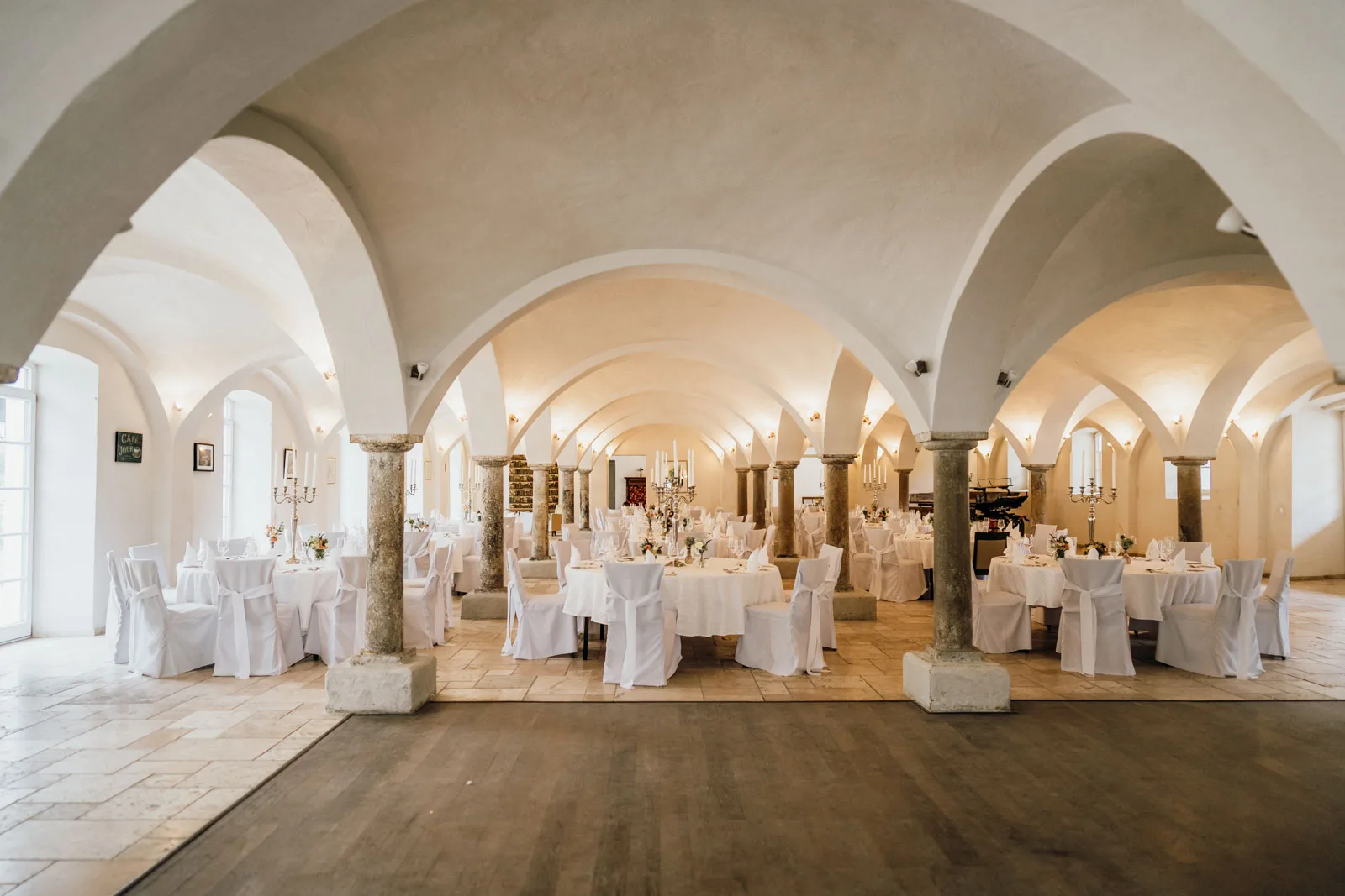 Historic vaulted hall at Eventlocation Sickertshofen with banquet seating for corporate events