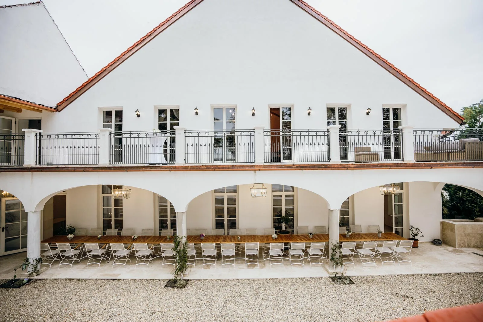 Amphitheater mit überdachter Terrasse neben der Orangerie