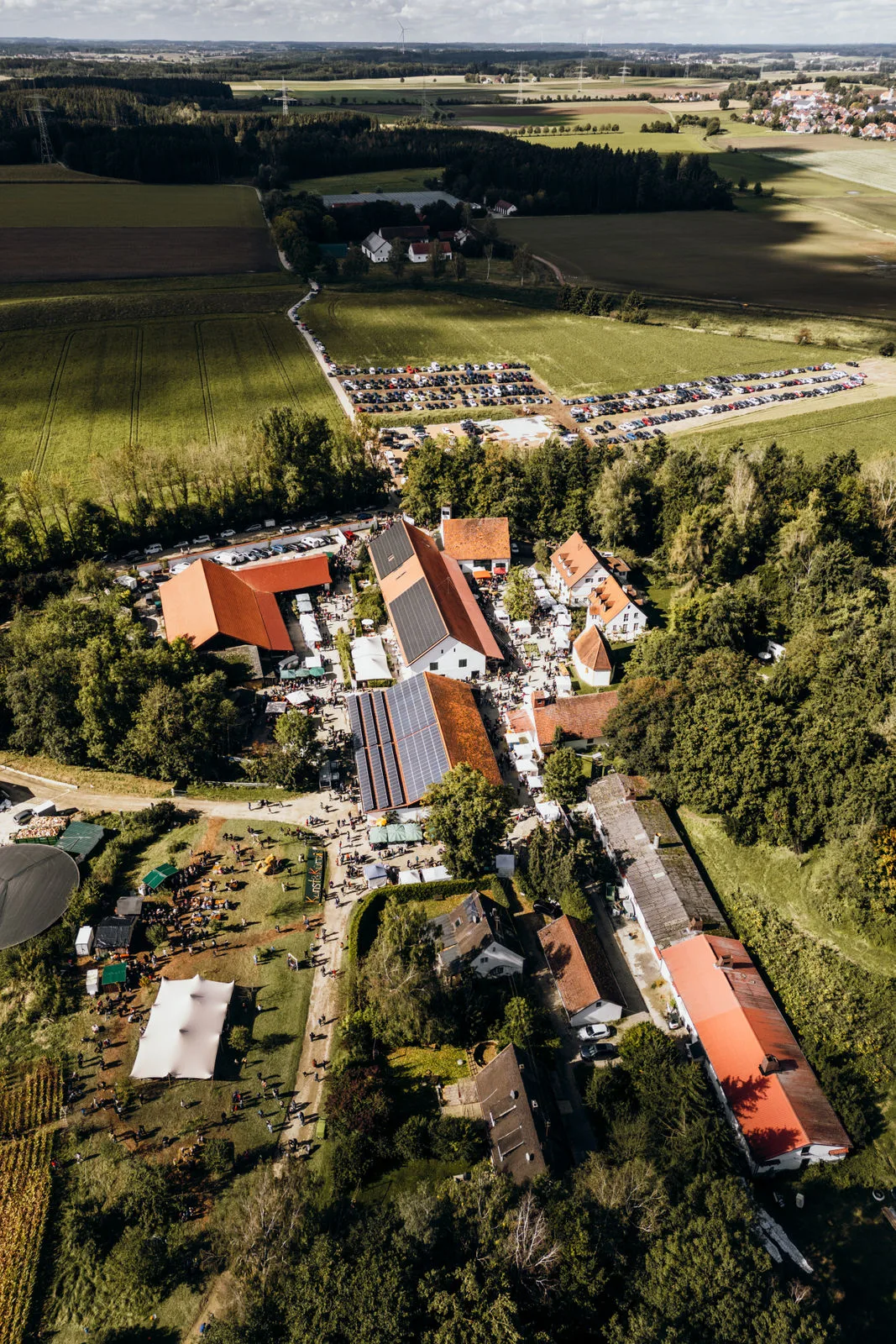 Luftbild vom Vierkanthof Sickertshofen als Eventlocation für Sommerfeste bei München