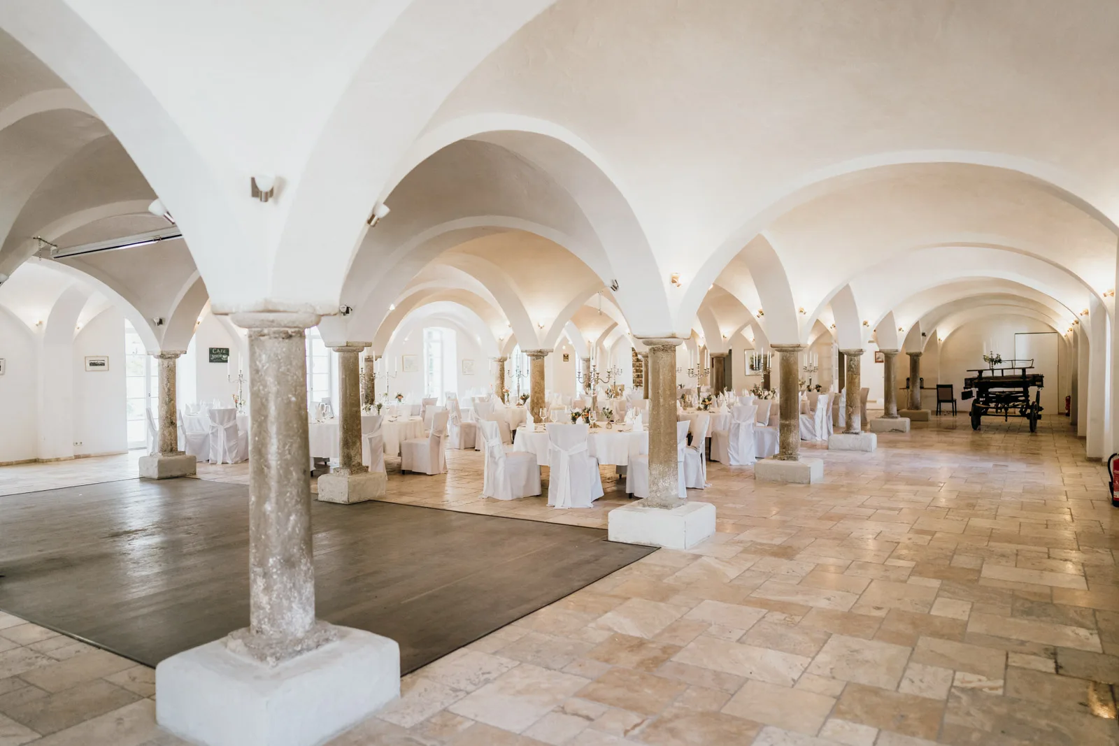 Gewölbesaal im Hofgut Sickertshofen als Hauptsaal und Ausweichraum für ein Firmensommerfest